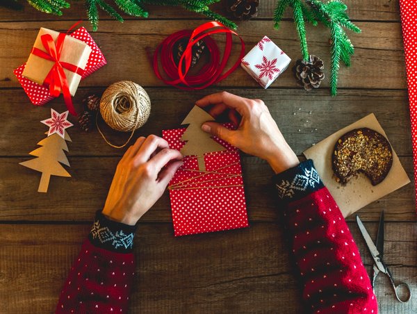 Quels objets décoratifs pour une ambiance cosy autour d'une cheminée nordique?