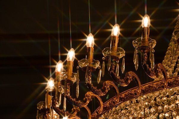 Luminaire design suspendu : l'élégance en hauteur pour votre intérieur